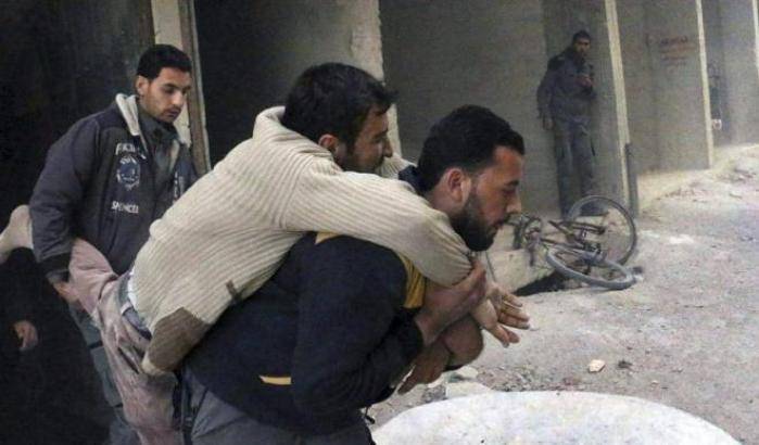 Civili feriti dai bombardamenti sulla parte orientale di Ghouta