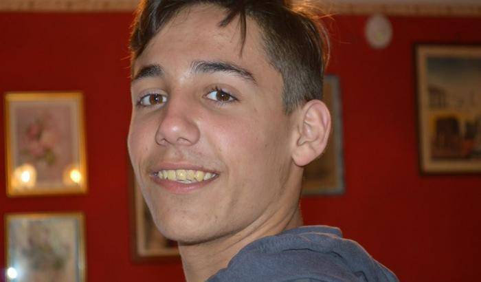 Michele, 17 anni, suicida per i bulli che non lo lasciano in pace nemmeno al funerale