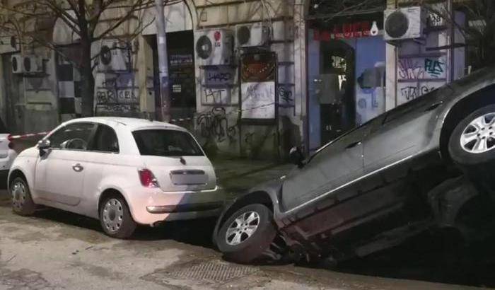 Roma continua a sprofondare, due auto in una voragine: nessun ferito