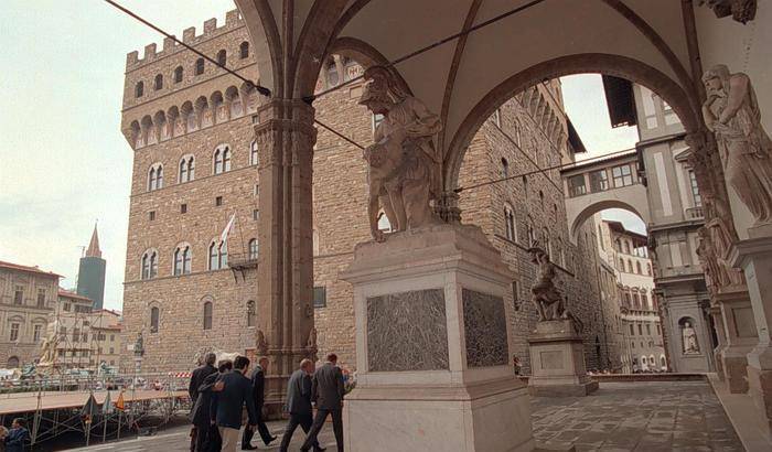 La Loggia dei Lanzi in Piazza della Signoria a Firenze