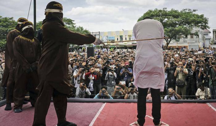 Vogliamo le decapitazioni: gli islamisti indonesiani per una pena di morte più crudele