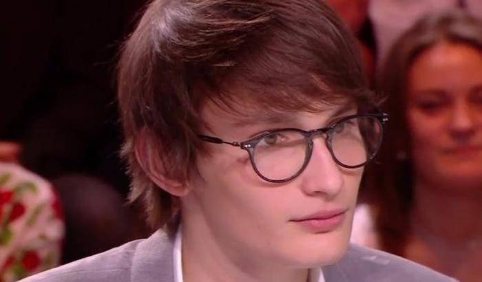 Il figlio di Carla Bruni minacciato e insultato per la sua battaglia antirazzista