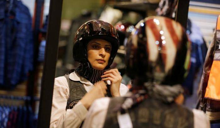 La sfida della saudita Maryam: la mia libertà in sella a una motocicletta