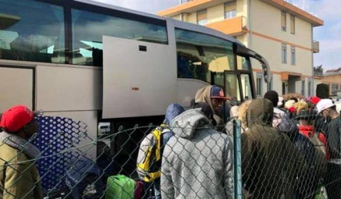 Il sindaco di Gallarate paga di tasca sua il biglietto del treno ai migranti: andate a Milano