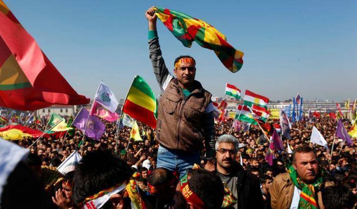 I curdi festeggiano con rabbia il Capodanno e chiamano alla resistenza