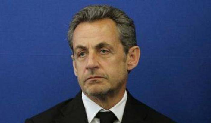 Sarkozy si difende dalle accuse: "vivo l'inferno, è tutto una calunnia"