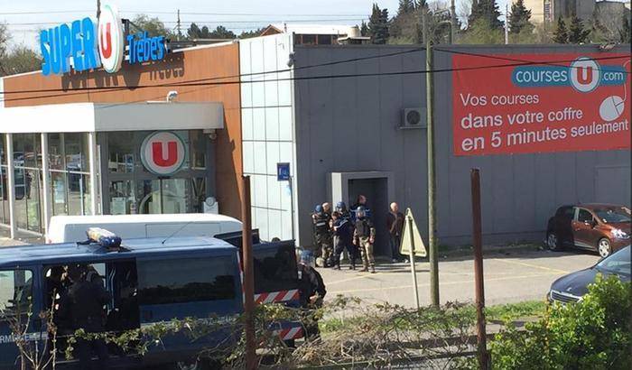 Assalto a un market di Trebes: tre morti, ucciso anche il terrorista. Voleva il rilascio di Abdeslam