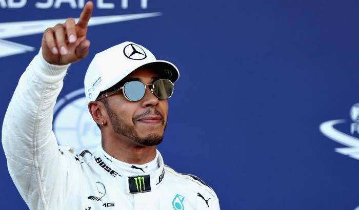 Lewis Hamilton superstar: mostruosa pole nel Gp d'Australia, davanti alle Ferrari