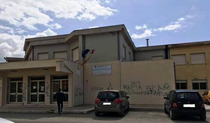 "Qui mafia", una scritta sul muro di scuola nella capitale della disoccupazione giovanile