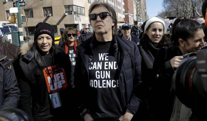 Basta armi: anche Paul McCartney in piazza nel nome di John Lennon