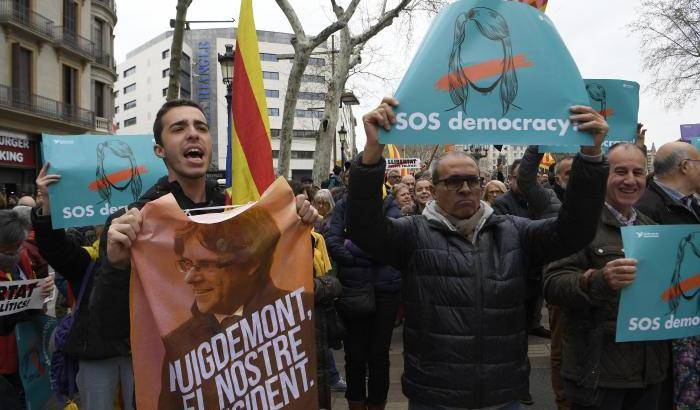 Rabbia dopo l'arresto di Puigdemont: manifestazioni in tutta la Catalogna