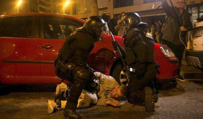 Scontri nella notte in Catalogna: 87 feriti, 4 arresti