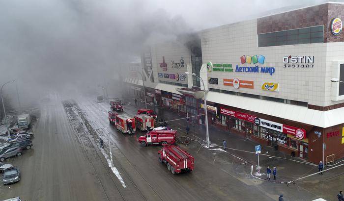 Inferno di fuoco in un centro commerciale in Siberia, è strage di bambini