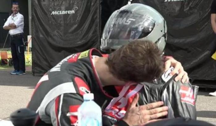 Grosjean abbraccia i suoi meccanici dopo l'errore che gli è costata la gara