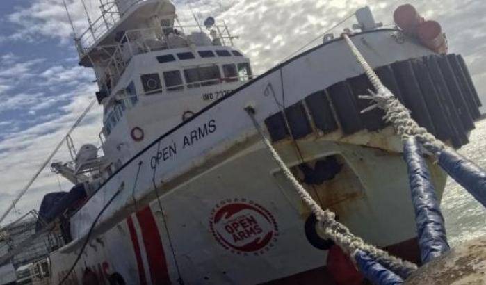 Open Arms, il giudice: resta sequestrata la nave della Ong spagnola