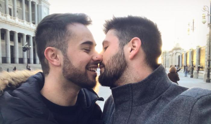 In Spagna Instagram censura una foto con un bacio gay: l'appello su twitter contro l'omofobia