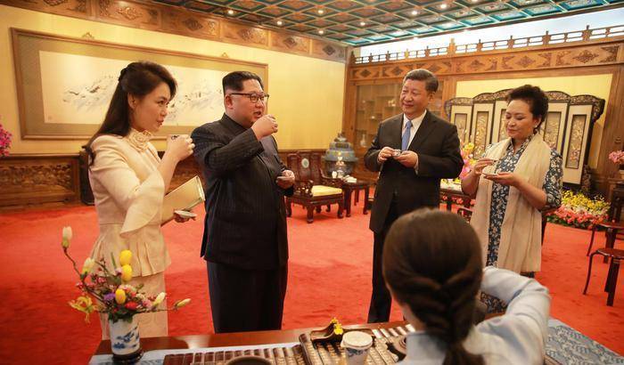 L'incontro tra Kim Jong-un e Xi Jinping con le rispettive mogli Ri Sol-ju e Peng Liyuan
