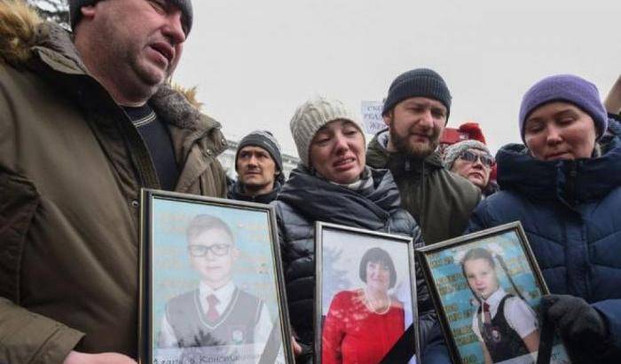 Dolore inconsolabile in Siberia: il vice-governatore di Kemerovo chiede scusa in ginocchio