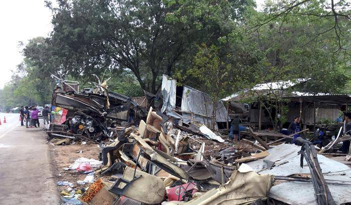 Terribile incidente in Thailandia: un bus di operai prende fuoco, 20 morti