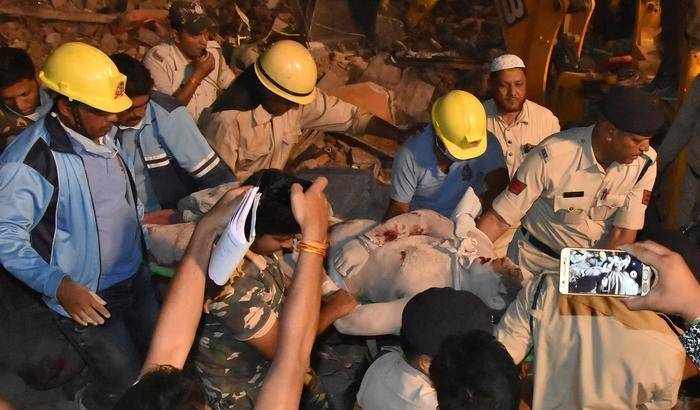 Crolla un hotel in India, almeno dieci morti