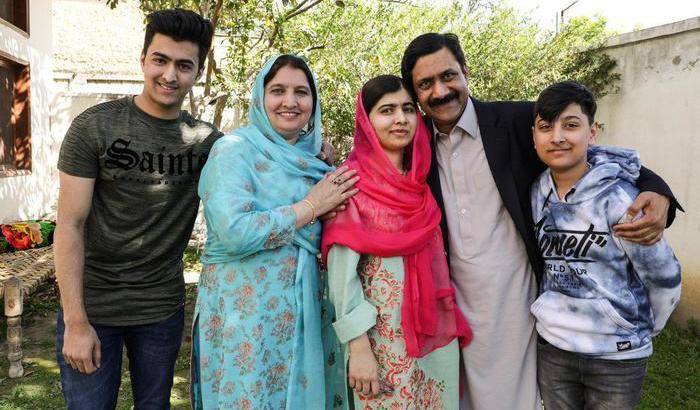 Malala lascia il Pakistan ma promette: tornerò presto a casa mia