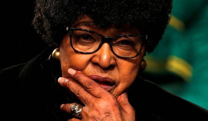 Addio a Winnie Mandela, fu a lungo la compagna di Nelson