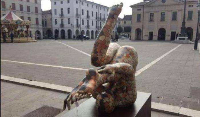 Cittadella bigotta, è bufera per una statua di nudo davanti al Duomo. Il sindaco la difende: è arte