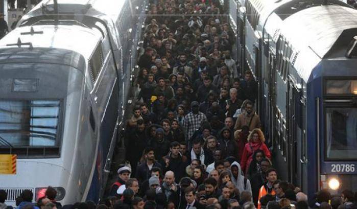 Secondo giorno di scioperi contro la riforma Macron: fermi 3 treni su 4