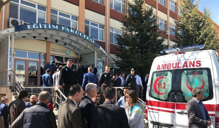 Sparatoria all'università di Eskisehir in Turchia