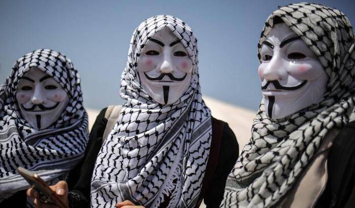 Kefiah e la maschera della Vendetta: la lotta delle donne di Gaza