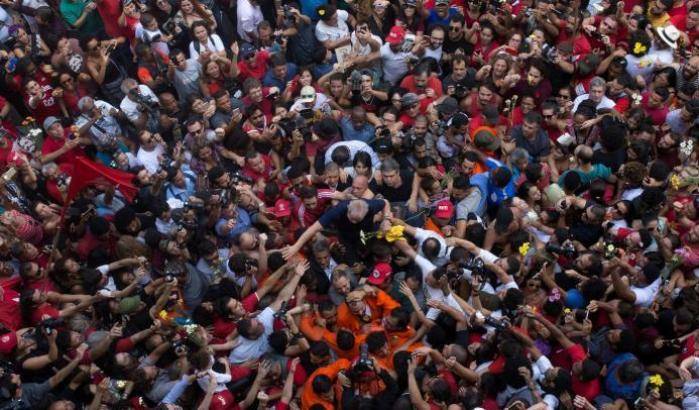 L'immenso bagno di folla per Lula prima di entrare in carcere