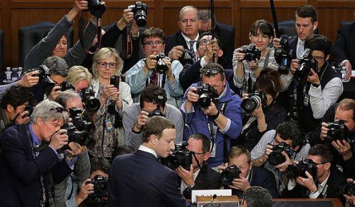 Cambridge Analytica risponde a Zuckerberg: "Mai violato la legge né hackerato Facebook"