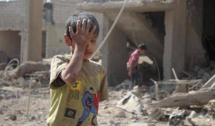 Il piccolo siriano tra le macerie  aspetta un Superman che non arriverà