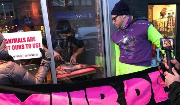 Attivisti vegani di fronte al ristorante, il cuoco macella un cervo in vetrina