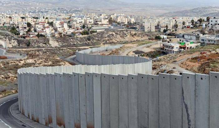 I palestinesi e "il ghetto" dove sono costretti a vivere, costruito da Israele