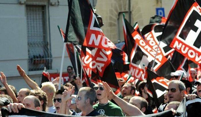 Blitz dei fascisti di Forza Nuova in un negozio Benetton: potevano chiedere a Salvini