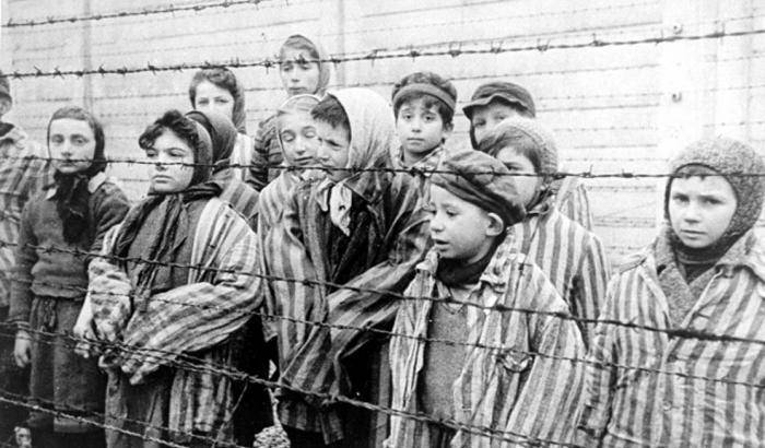 i bambini ebrei rinchiusi nel lager di Auschwitz