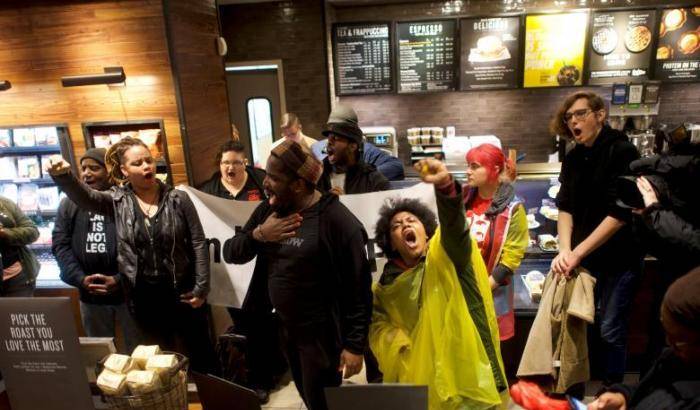 Dopo l'arresto razzista a Starbucks e le proteste arrivano le scuse del capo della polizia