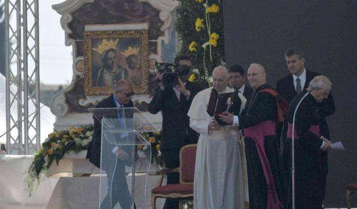 Il Papa sulla tomba di don Tonino Bello: "la Chiesa non sia mondana, ma per il mondo"