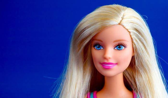 Barbie ha un cognome! Un tweet della bambola svela l'arcano