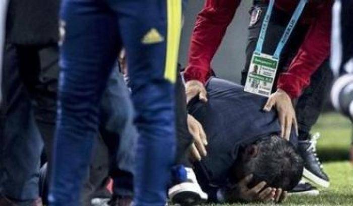 0004E0B8-senol-gunes-colpito-durante-fenerbache-besiktas Senol Gunes colpito durante Fenerbache-Besiktas