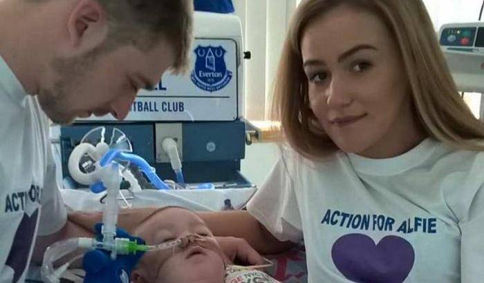 0004E0C1-alfie-e-i-suoi-genitori Alfie e i suoi genitori