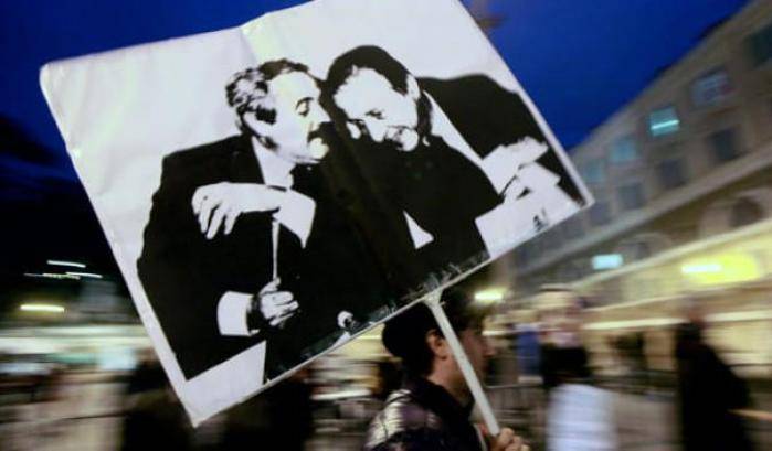 0004E0ED-volantini-in-onore-di-falcone-e-borsellino-trucidati-dalla-mafia Un cartello in onore di Falcone e Borsellino, trucidati dalla mafia