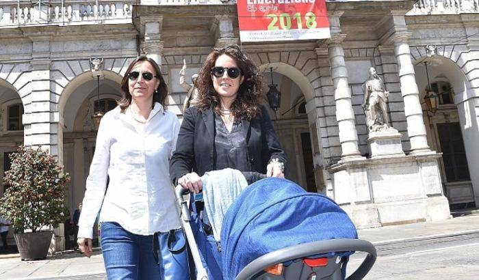 Bimbo con due madri: il caso divide il M5s dal tradizionalista Salvini