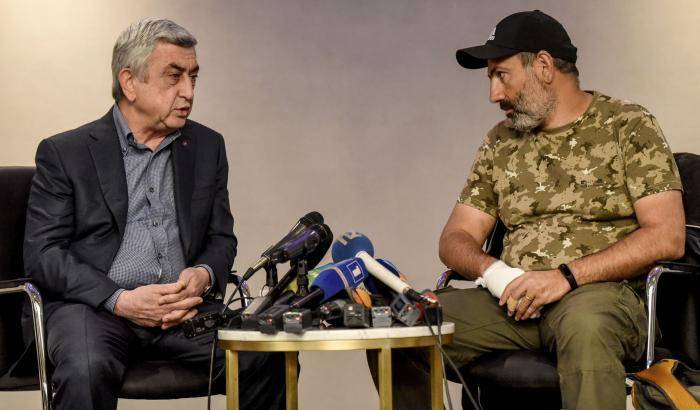 0004E162-il-leader-della-protesta-serzh-sargsyan-con-la-mano-fasciata Il leader della protesta Serzh Sargsyan con la mano fasciata