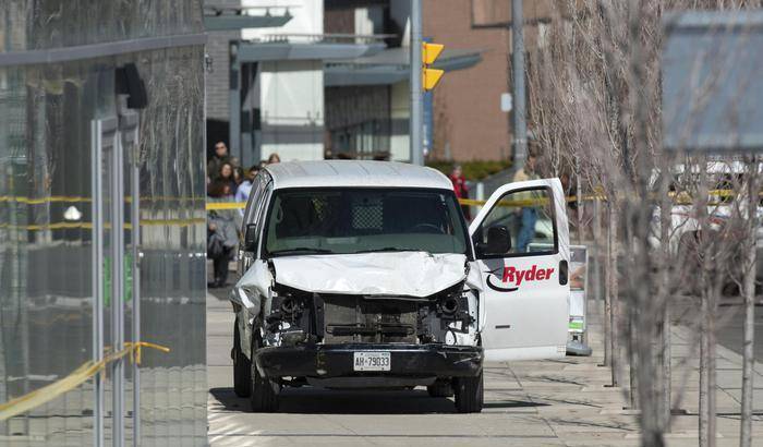 Strage a Toronto: furgone sulla gente uccide 10 persone e ne ferisce 16