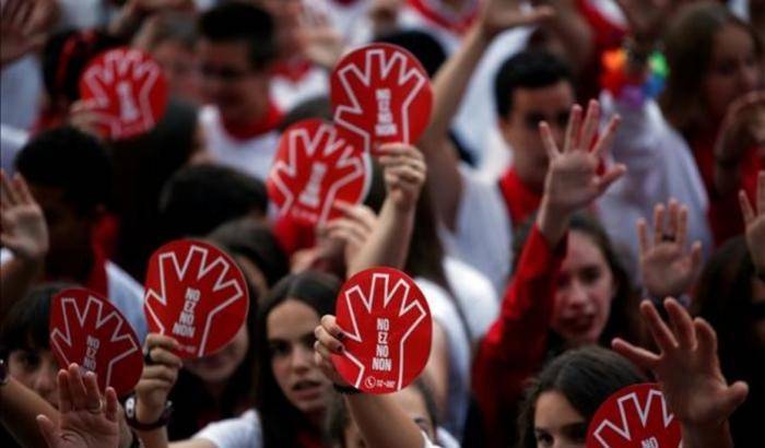 Le donne a sostegno di una ragazza stuprata dal branco di San Fermin