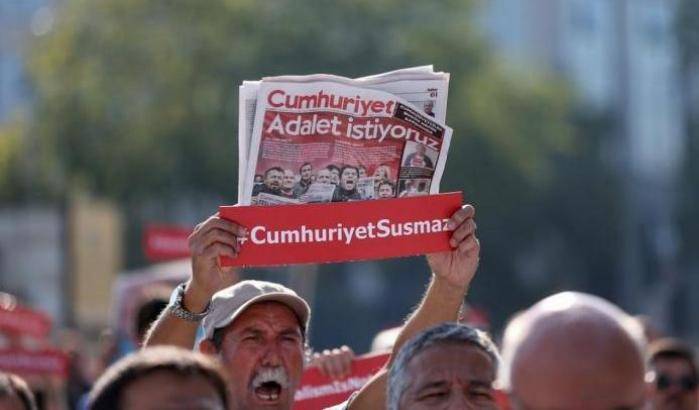 La libertà di opinione secondo Erdogan: condannati 13 giornalisti scomodi