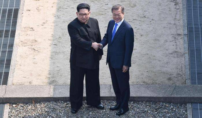 Coree: Moon passa confine al Nord con Kim