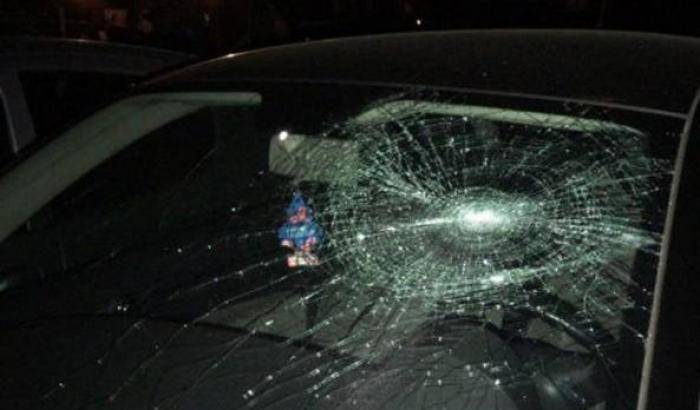 Drogato, nudo e armato di spranga colpisce i passanti poi si getta nel vuoto